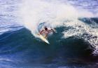Upadek surfera z wysokiej fali